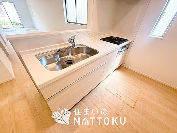 現地写真(キッチン)
収納たっぷりのシステムキッチン、浄水器付水栓を標準装備しています。
