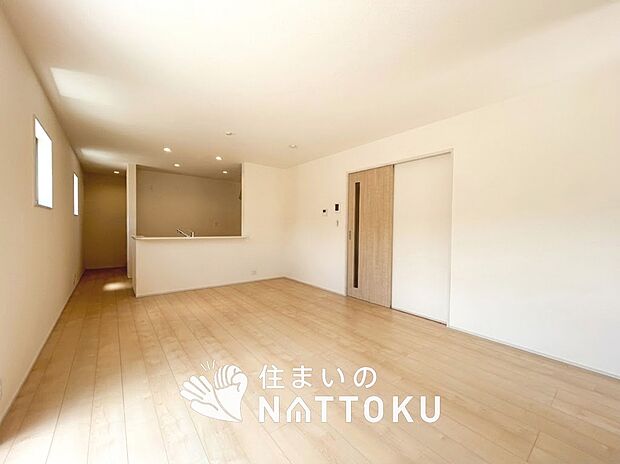 現地写真(リビング)
フローリング材には、木目、色調など木材特有の風合いがあり、ナチュラルな美しさになっています。