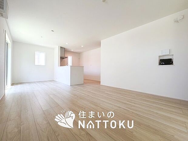 現地写真(リビング)
フローリング材には、木目、色調など木材特有の風合いがあり、ナチュラルな美しさになっています。