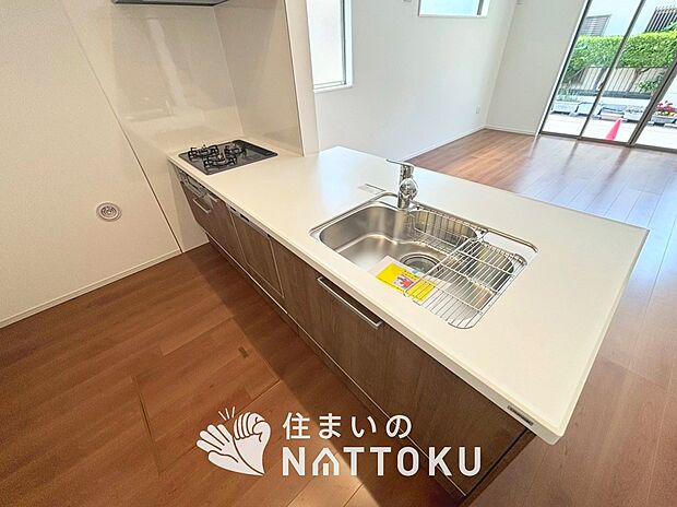 現地写真(キッチン)
収納たっぷりのシステムキッチン、浄水器付水栓を標準装備しています。