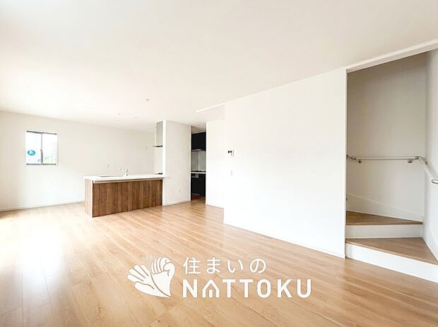 現地写真(リビング)
フローリング材には、木目、色調など木材特有の風合いがあり、ナチュラルな美しさになっています。