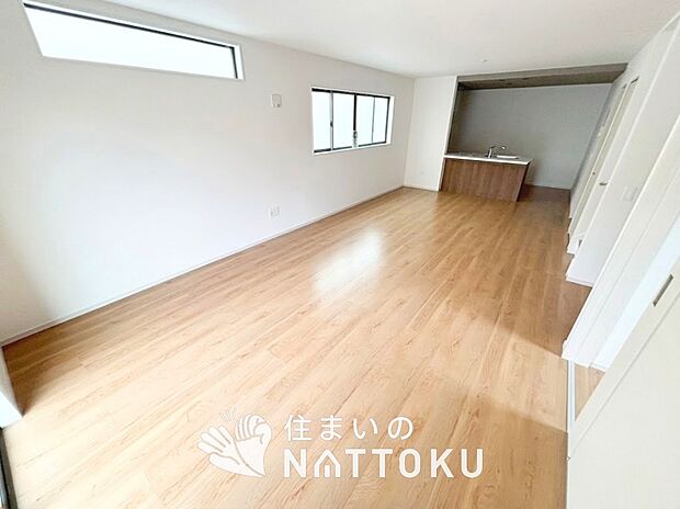現地写真(リビング)
フローリング材には、木目、色調など木材特有の風合いがあり、ナチュラルな美しさになっています。