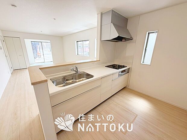 現地写真(キッチン)
収納たっぷりのシステムキッチン、浄水器付水栓を標準装備しています。