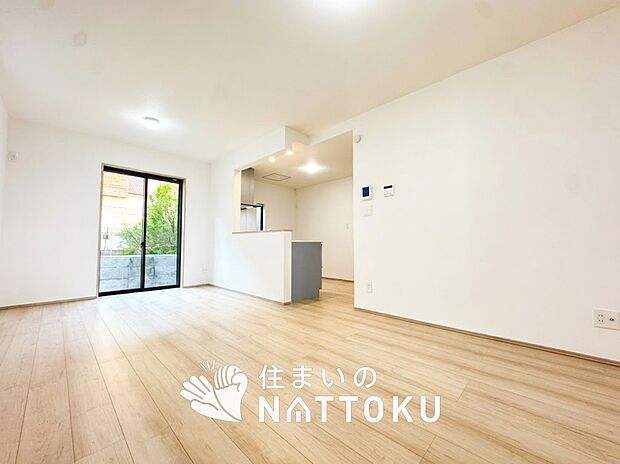 現地写真(リビング)
フローリング材には、木目、色調など木材特有の風合いがあり、ナチュラルな美しさになっています。