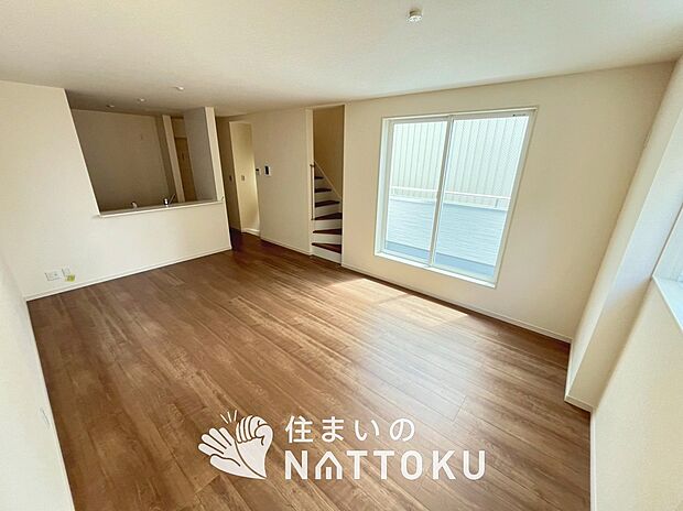 現地写真(リビング)
フローリング材には、木目、色調など木材特有の風合いがあり、ナチュラルな美しさになっています。