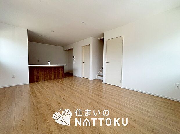 現地写真（リビング）
フローリング材には、木目、色調など木材特有の風合いがあり、ナチュラルな美しさになっています。
