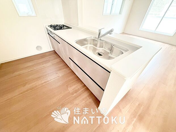 現地写真（キッチン）
収納たっぷりのシステムキッチン、浄水器付水栓を標準装備しています。
