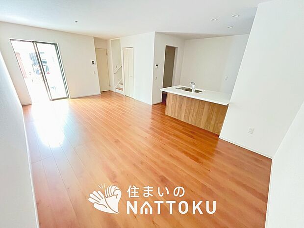 現地写真（リビング）
フローリング材には、木目、色調など木材特有の風合いがあり、ナチュラルな美しさになっています。

