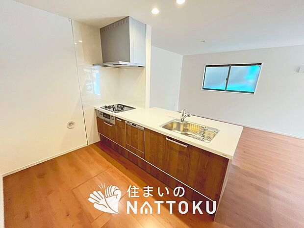 現地写真（キッチン）
収納たっぷりのシステムキッチン、浄水器付水栓を標準装備しています。

