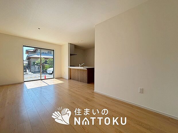 現地写真(リビング)
フローリング材には、木目、色調など木材特有の風合いがあり、ナチュラルな美しさになっています。