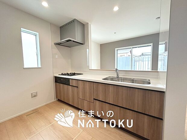 現地写真（キッチン）
収納たっぷりのシステムキッチン、浄水器付水栓を標準装備しています。
