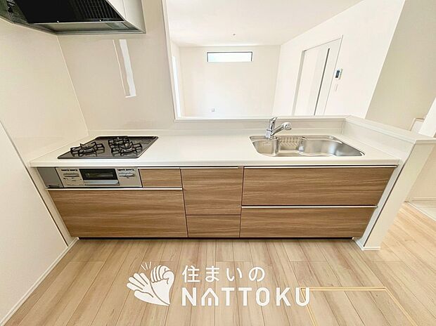現地写真（キッチン）
収納たっぷりのシステムキッチン、浄水器付水栓を標準装備しています。
