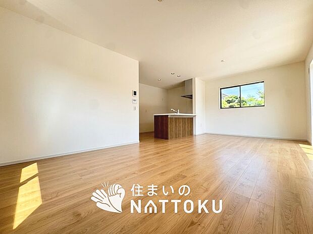 現地写真（リビング）
フローリング材には、木目、色調など木材特有の風合いがあり、ナチュラルな美しさになっています。
