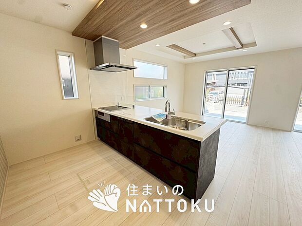 現地写真（キッチン）
収納たっぷりのシステムキッチン、浄水器付水栓を標準装備しています。
