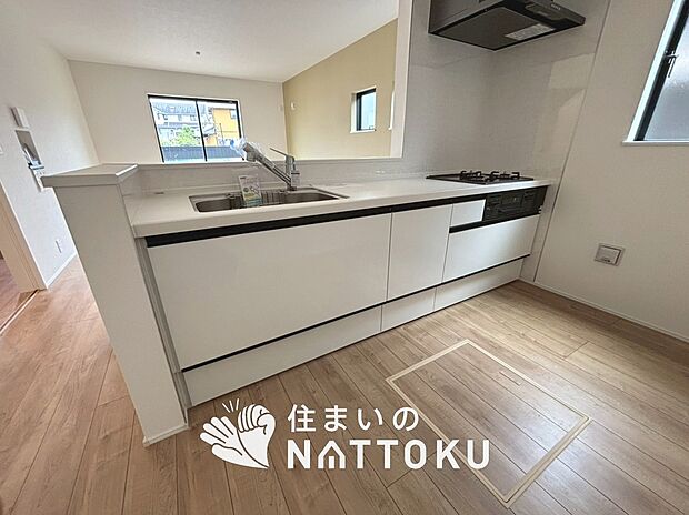 現地写真（キッチン）
収納たっぷりのシステムキッチン、浄水器付水栓を標準装備しています。
