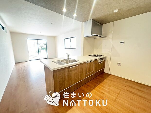 現地写真(キッチン)
収納たっぷりのシステムキッチン、浄水器付水栓を標準装備しています。