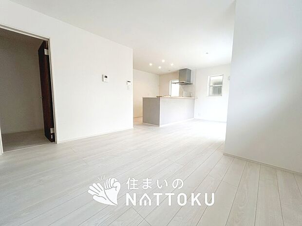 現地写真（リビング）
フローリング材には、木目、色調など木材特有の風合いがあり、ナチュラルな美しさになっています。
