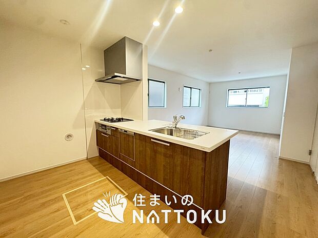 現地写真（キッチン）
収納たっぷりのシステムキッチン、浄水器付水栓を標準装備しています。
