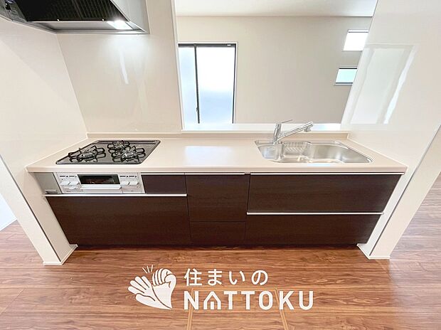 現地写真(キッチン)
収納たっぷりのシステムキッチン、浄水器付水栓を標準装備しています。