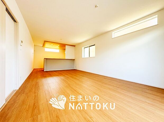 現地写真(リビング)
フローリング材には、木目、色調など木材特有の風合いがあり、ナチュラルな美しさになっています。