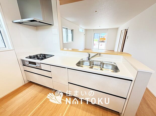 現地写真(キッチン)
収納たっぷりのシステムキッチン、浄水器付水栓を標準装備しています。