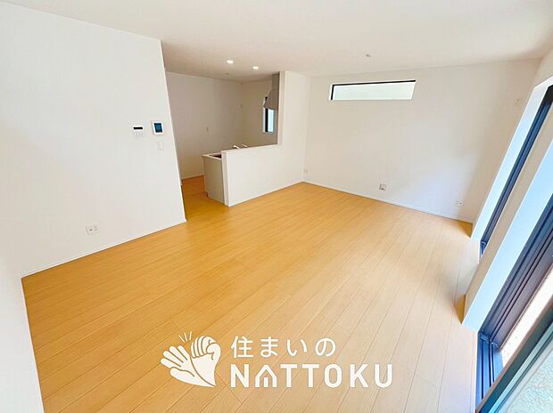 現地写真(リビング)
フローリング材には、木目、色調など木材特有の風合いがあり、ナチュラルな美しさになっています。