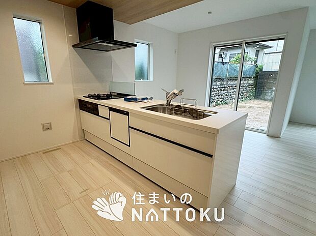 現地写真(キッチン)
収納たっぷりのシステムキッチン、浄水器付水栓を標準装備しています。