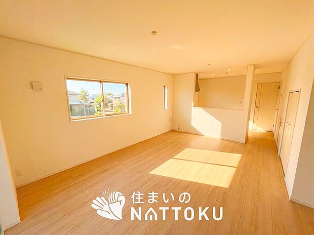 現地写真(リビング)
フローリング材には、木目、色調など木材特有の風合いがあり、ナチュラルな美しさになっています。
