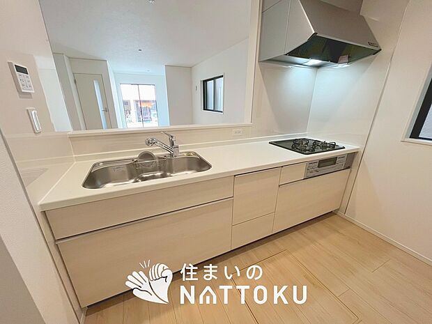 現地写真(キッチン)
収納たっぷりのシステムキッチン、浄水器付水栓を標準装備しています。