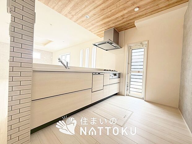 現地写真(キッチン)
収納たっぷりのシステムキッチン、浄水器付水栓を標準装備しています。
