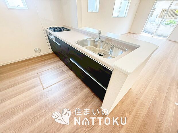 現地写真（キッチン）
収納たっぷりのシステムキッチン、浄水器付水栓を標準装備しています。
