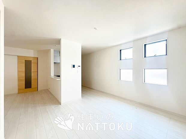 現地写真(リビング)
フローリング材には、木目、色調など木材特有の風合いがあり、ナチュラルな美しさになっています。