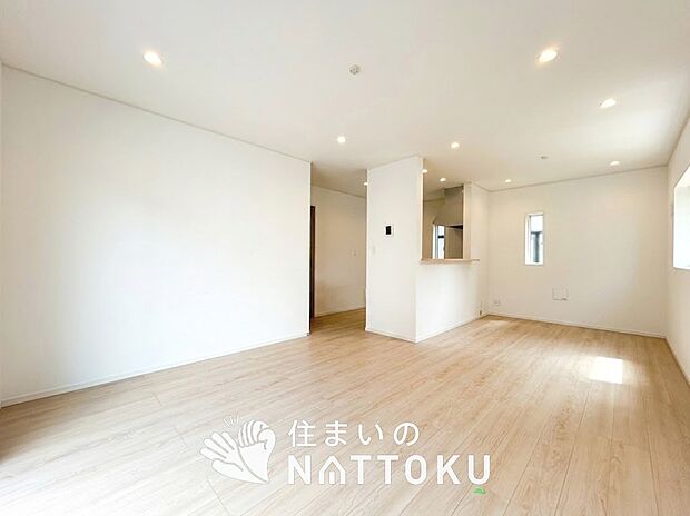 現地写真(リビング)
フローリング材には、木目、色調など木材特有の風合いがあり、ナチュラルな美しさになっています。