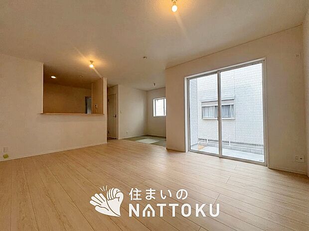 現地写真(リビング)
フローリング材には、木目、色調など木材特有の風合いがあり、ナチュラルな美しさになっています。