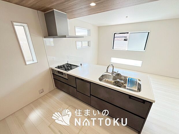 現地写真(キッチン)
収納たっぷりのシステムキッチン、浄水器付水栓を標準装備しています。