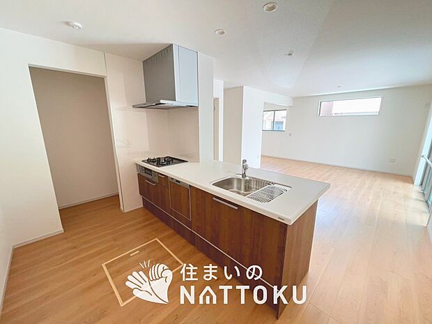 現地写真(キッチン)
収納たっぷりのシステムキッチン、浄水器付水栓を標準装備しています。