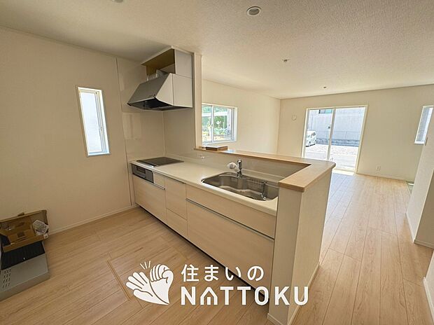 現地写真（キッチン）
収納たっぷりのシステムキッチン、浄水器付水栓を標準装備しています。

