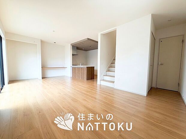 現地写真(リビング)
フローリング材には、木目、色調など木材特有の風合いがあり、ナチュラルな美しさになっています。