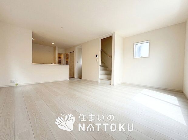 現地写真(リビング)
フローリング材には、木目、色調など木材特有の風合いがあり、ナチュラルな美しさになっています。