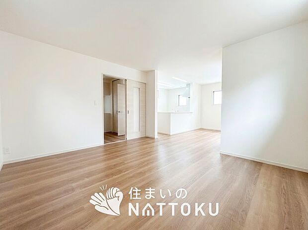 現地写真(リビング)
フローリング材には、木目、色調など木材特有の風合いがあり、ナチュラルな美しさになっています。