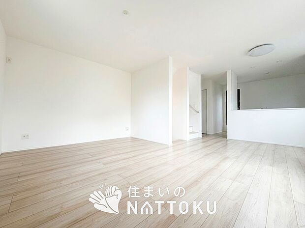 現地写真(リビング)
フローリング材には、木目、色調など木材特有の風合いがあり、ナチュラルな美しさになっています。