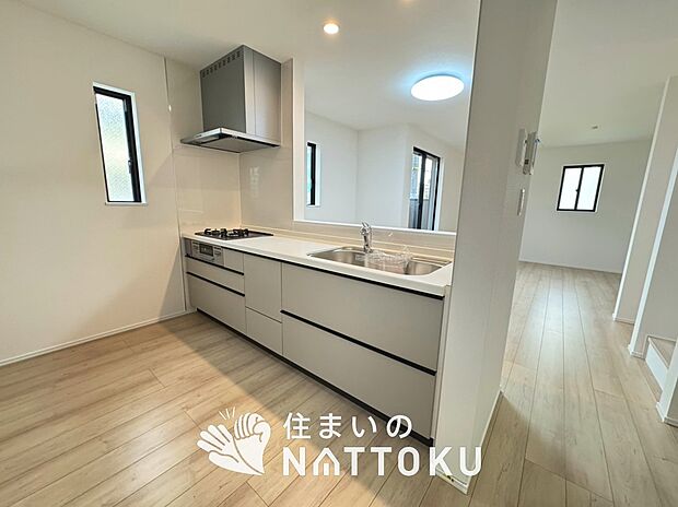 現地写真(キッチン)
収納たっぷりのシステムキッチン、浄水器付水栓を標準装備しています。
