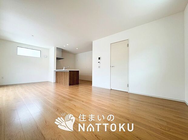 現地写真(リビング)
フローリング材には、木目、色調など木材特有の風合いがあり、ナチュラルな美しさになっています。