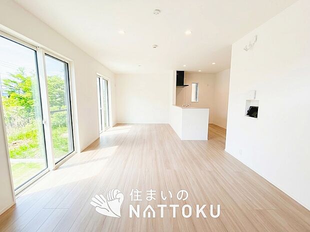 現地写真(リビング)
フローリング材には、木目、色調など木材特有の風合いがあり、ナチュラルな美しさになっています。