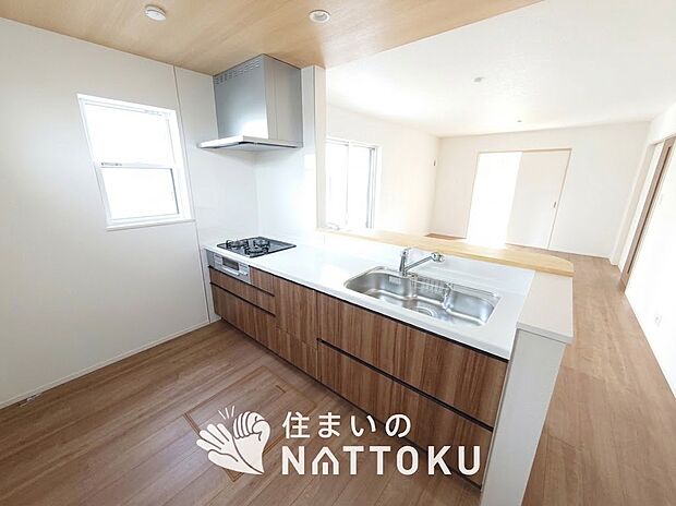 現地写真(キッチン)
収納たっぷりのシステムキッチン、浄水器付水栓を標準装備しています。