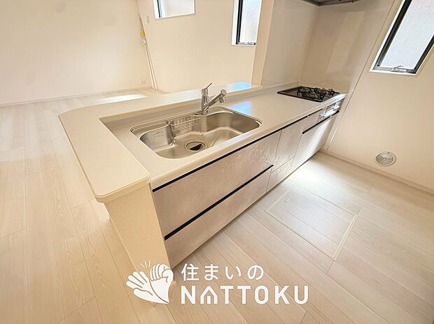 現地写真(キッチン)
収納たっぷりのシステムキッチン、浄水器付水栓を標準装備しています。