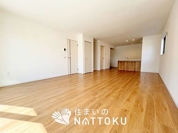 現地写真(リビング)
フローリング材には、木目、色調など木材特有の風合いがあり、ナチュラルな美しさになっています。