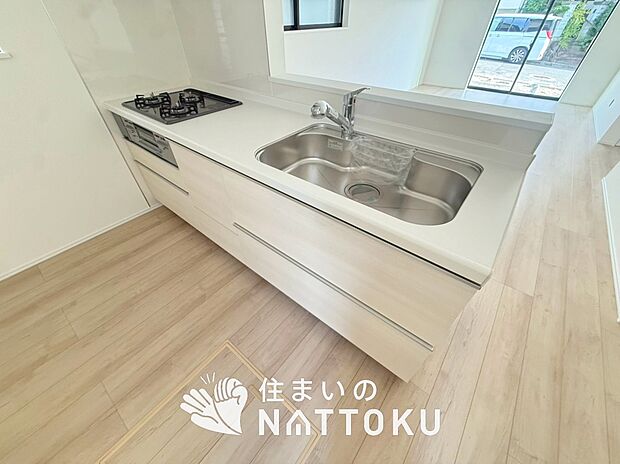 現地写真（キッチン）
収納たっぷりのシステムキッチン、浄水器付水栓を標準装備しています。
