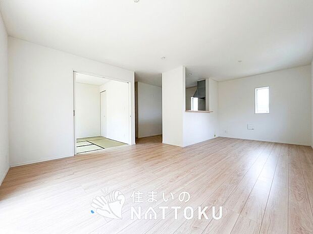現地写真(リビング)
フローリング材には、木目、色調など木材特有の風合いがあり、ナチュラルな美しさになっています。