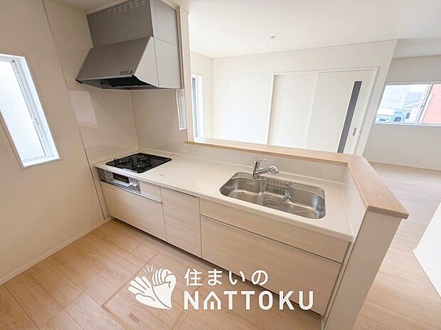 現地写真(キッチン)
収納たっぷりのシステムキッチン、浄水器付水栓を標準装備しています。